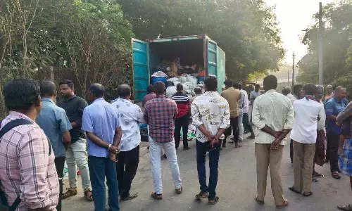 கேரளாவில் இருந்து குமரிக்கு மருத்துவ கழிவுகள் ஏற்றி வந்த வாகனத்தை பிடித்த பொதுமக்கள்- ரூ1லட்சம் அபராதம்