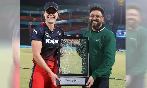 உடைந்த கார் கண்ணாடியை ஐபிஎல் வீராங்கனைக்கு பரிசளித்த டாடா