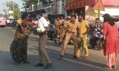பஸ்சை வழிமறித்து 2 திருநங்கைகள் ரகளை- போலீஸ்காரர் மீது தாக்குதல்