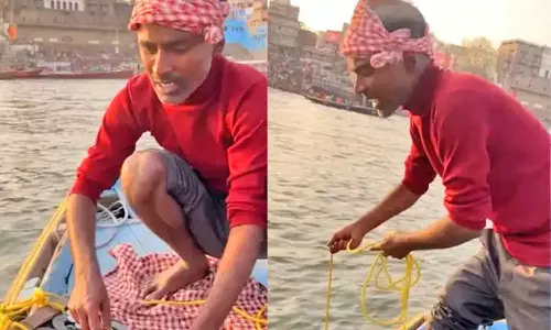 கங்கை நதியில் காந்தத்தை வீசி நாணயங்களை அள்ளும் வாலிபர்