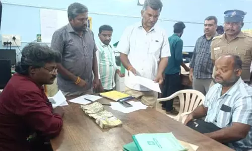 ஈரோடு மாவட்டத்தில் ரூ.7.72 லட்சம் பறிமுதல் தேர்தல் பறக்கும் படையினர் நடவடிக்கை