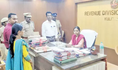 குளித்தலை அருகே  பறக்கும் படை குழுவினரின் அதிரடி சோதனையில் ரூ.5.83 லட்சம் சிக்கியது