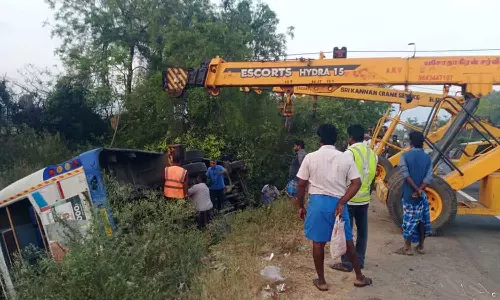 திண்டிவனம் அருகே அரசு பஸ் பள்ளத்தில் கவிழ்ந்து 17 பேர் படுகாயம்