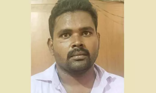 சென்னிமலை அருகே அதிகாரி என கூறி மளிகை கடைக்காரரிடம் பணம் பறித்து கைதான வாலிபர்