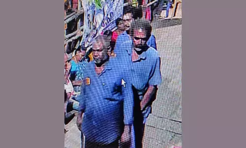 பெண் குழந்தையை கடத்திய 2 பேரின் புகைப்படம் வெளியீடு: தேடுதல் வேட்டையில் போலீசார் தீவிரம்