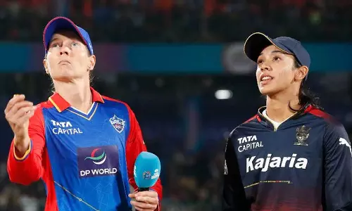 மகளிர் பிரீமியர் லீக் இறுதிப்போட்டி: டாஸ் வென்ற டெல்லி பேட்டிங் தேர்வு