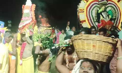 பழமை வாய்ந்த கோயிலில் பாரம்பரிய திருவிழா- காய்கனிகள், தானியங்களை இறைத்து வேண்டுதல்கள் நிறைவேற்றம்