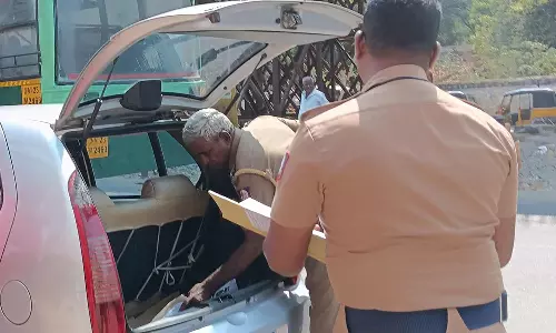 பறக்கும் படை வாகன சோதனை- காரில் பெட்டி பெட்டியாக இருந்த புது துணியால் பரபரப்பு