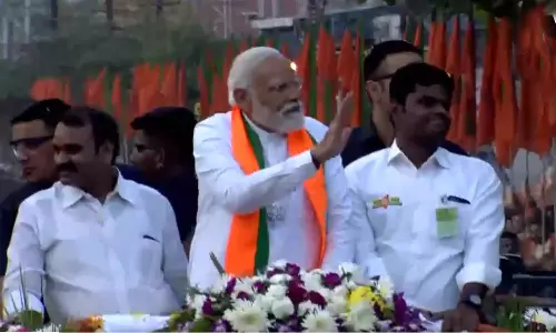 திறந்த வாகனத்தில் பிரதமர் மோடி பேரணி- தொண்டர்கள் மலர் தூவி வரவேற்பு