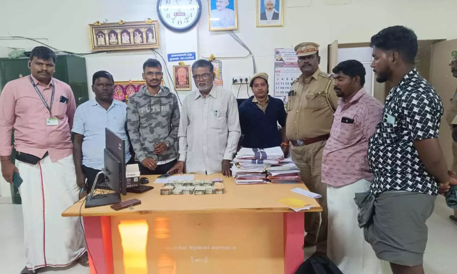 பள்ளிகொண்டா அருகே சேலம் வியாபாரியிடம் ரூ.5.89 லட்சம் பறிமுதல் பள்ளிகொண்டா அருகே சேலம் வியாபாரியிடம் ரூ.5.89 லட்சம் பறிமுதல்