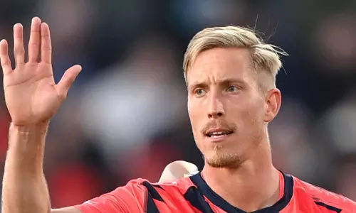 மும்பை இந்தியன்ஸ் அணியில் இங்கிலாந்து இடது கை வேகப்பந்து வீச்சாளர்