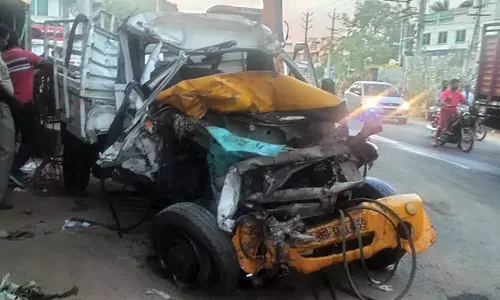 புளியங்குடியில் மினி லோடு வேன் மீது லாரி மோதல்- டிரைவர் உள்பட 2 பேர் பலி