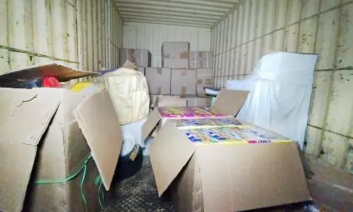 கண்டெய்னர் லாரியில் பறிமுதல் செய்யப்பட்ட பரிசு பொருட்கள்