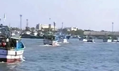 தூத்துக்குடியில் விசைப்படகு மீனவர்கள் கடலுக்கு செல்லாமல் போராட்டம்