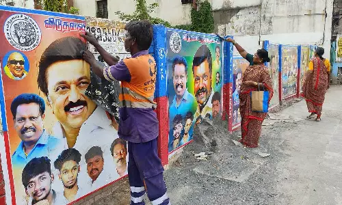 சென்னை நகர தெருக்களில் 10 ஆயிரத்துக்கும் மேற்பட்ட இடங்களில் கட்சிக் கொடிகள், போஸ்டர்கள் அகற்றம்