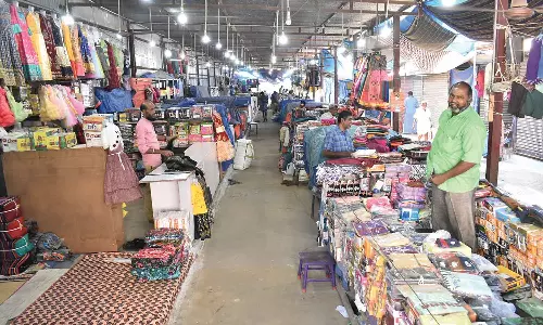 தேர்தல் நடத்தை விதிமுறை அமல்: ஈரோடு ஜவுளி வாரச்சந்தை வியாபாரம் கடும் பாதிப்பு