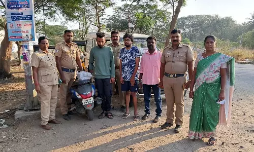 ஆம்னி பஸ்சில் வந்த வாலிபரிடம் ரூ.15 லட்சம் பறிமுதல்: பறக்கும் படை அதிரடி