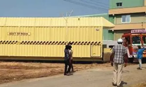 அரக்கோணத்தில் இருந்து மகேந்திரகிரி சென்ற பிரம்மாண்ட ராக்கெட் லாரி- போக்குவரத்து பாதிப்பு