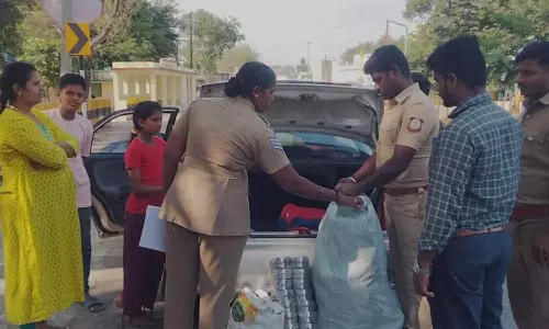 கார் முழுவதும் நூற்றுக்கணக்கான சில்வர் டிபன் பாக்ஸ் இருந்ததால் பரபரப்பு