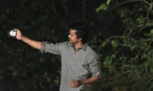 கேரளாவில் அதகளம் செய்த ரசிகர்கள் - மீண்டும் தன் ஸ்டைலில் செல்ஃபி எடுத்துக் கொண்ட விஜய்