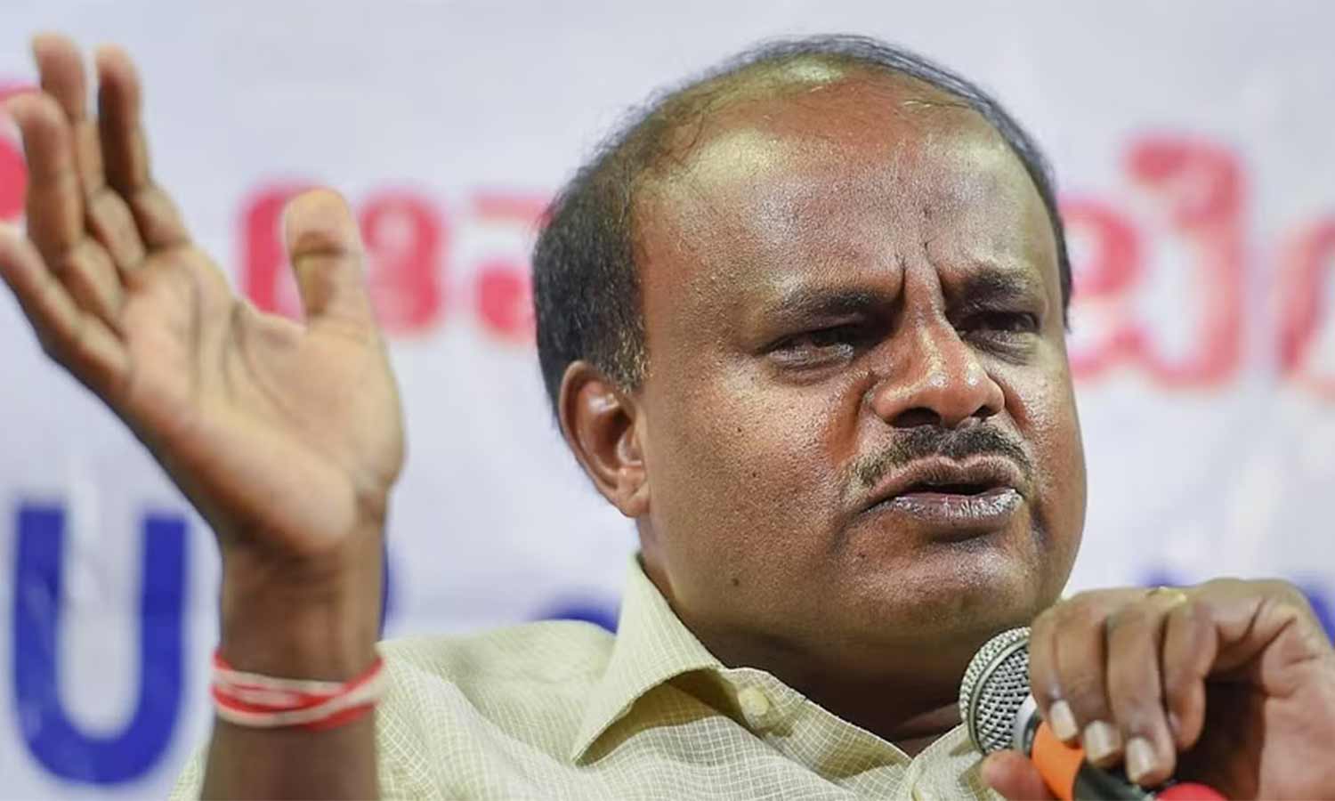 சிவகுமார் வாக்காளர்களுக்கு குக்கர் விநியோகம் செய்கிறார்- குமாரசாமி குற்றச்சாட்டு