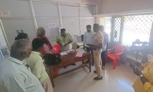 பறக்கும்படை சோதனை: காய்கறி வியாபாரியிடம் ரூ.1,27,000 பறிமுதல்