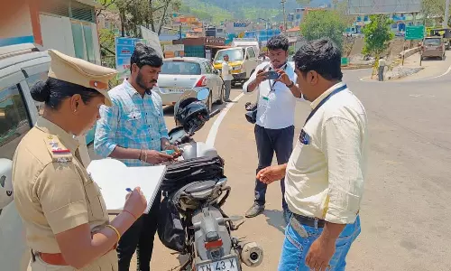 பறக்கும் படையினர் சோதனை: கூடலூர் பகுதியில் இதுவரை ரூ.30 லட்சம் பறிமுதல்