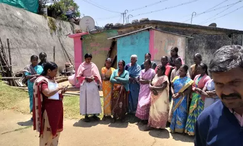 நிரந்தர வீடுகள் கட்டி தர கோரி தேர்தலை புறக்கணிக்க போவதாக பெண்கள் போராட்டம்