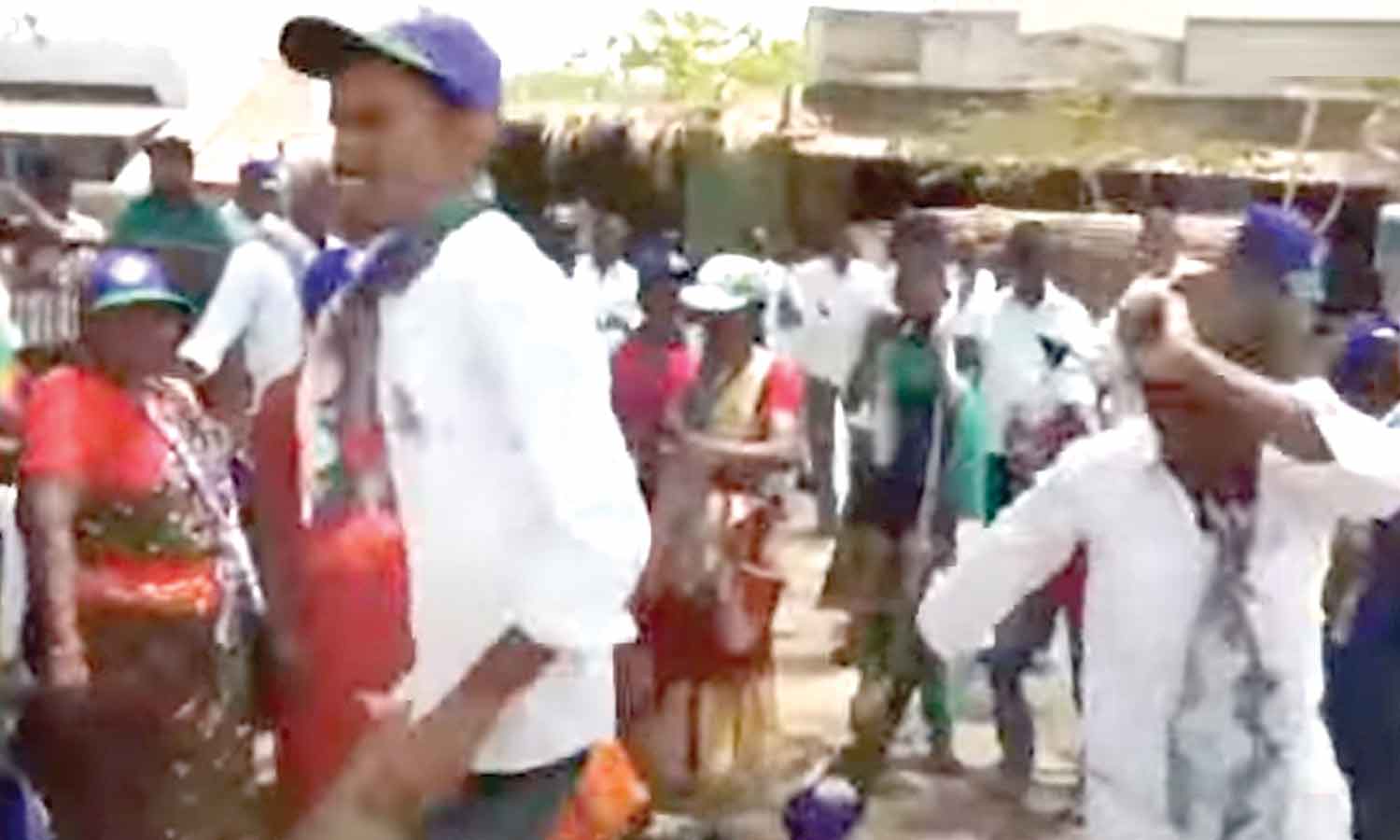 பிரசாரத்தில் விசில் அடித்தபடி நடனமாடிய அரசு ஊழியர்- வீடியோவால் சர்ச்சை