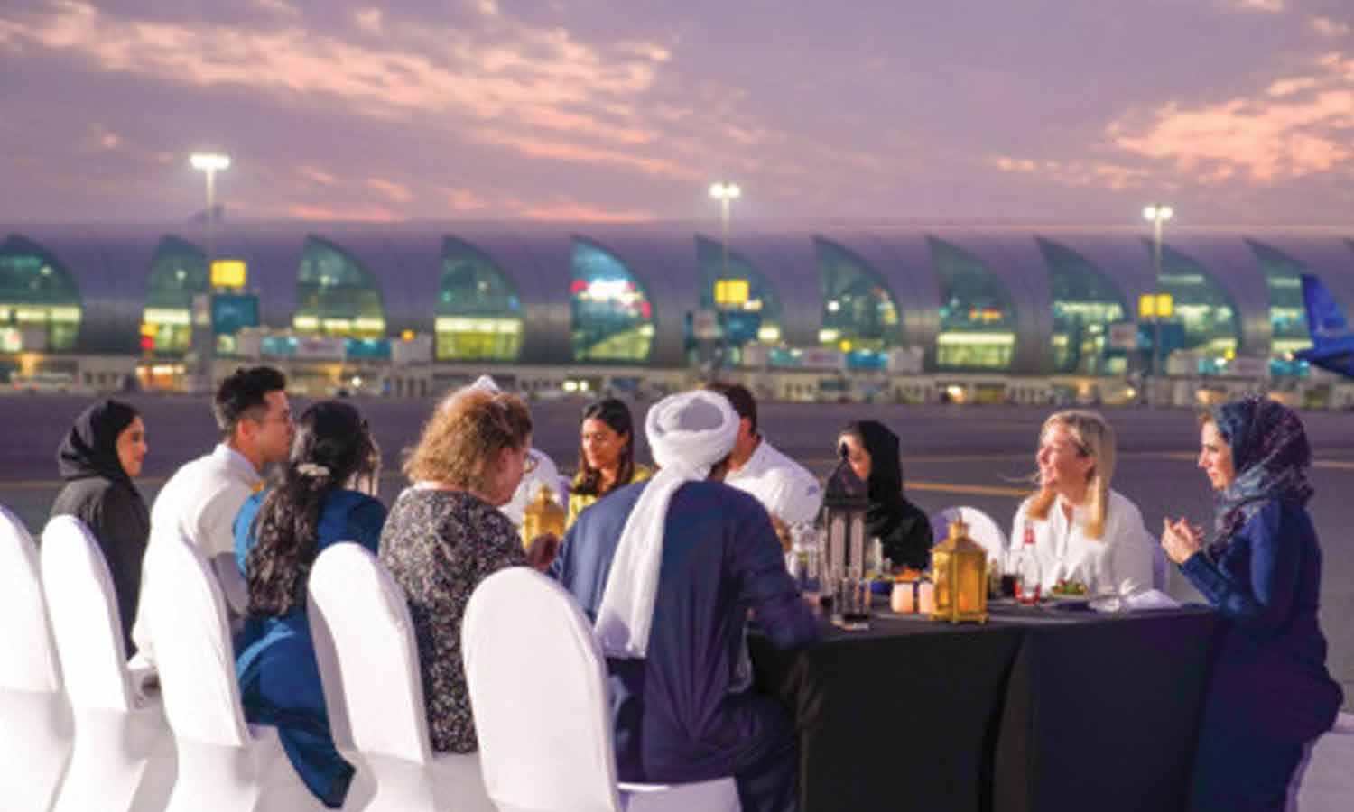 துபாயில் விமான நிலைய ஓடுபாதையில் இப்தார் நிகழ்ச்சி