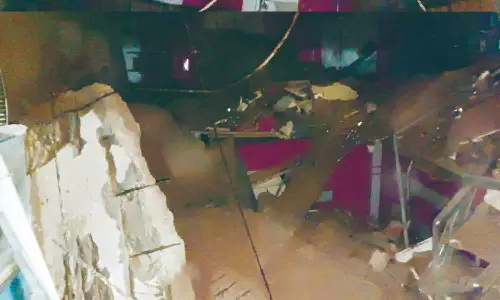 கடையின் மேற்கூரை இடிந்து விழுந்து ரூ.15 லட்சம் மதிப்பிலான செல்போன்கள் சேதம்