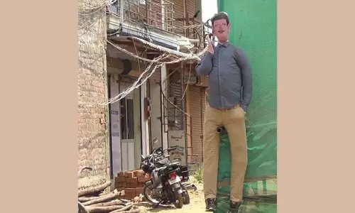 செல்போனுடன் கூடிய திருஷ்டி பொம்மை- சாத்தான்குளம் அருகே சுவாரசியம்