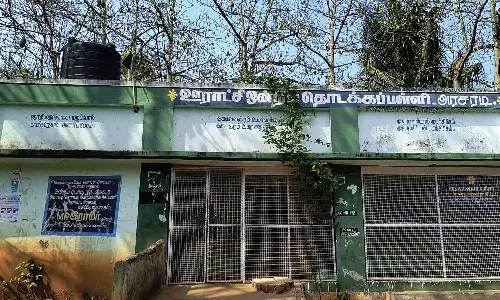 தேர்தல் புறக்கணிப்பு செய்த கிராமத்தில் வாக்குப்பதிவு மையத்தை சீரமைக்க விடாமல் தடுத்த பொதுமக்கள்