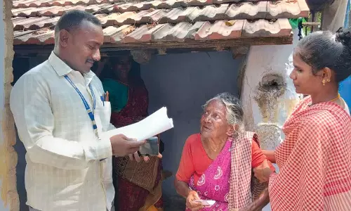 வீடு தேடி வந்து விண்ணப்பம் வழங்கிய வி.ஏ.ஓ.விடம் என் ஓட்டு உனக்கு தான் பா என்ற 90 வயது மூதாட்டி