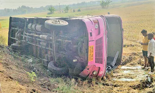 அரசு பஸ் வயலில் கவிழ்ந்து விபத்து: 15க்கு மேற்பட்ட பயணிகள் படுகாயம்