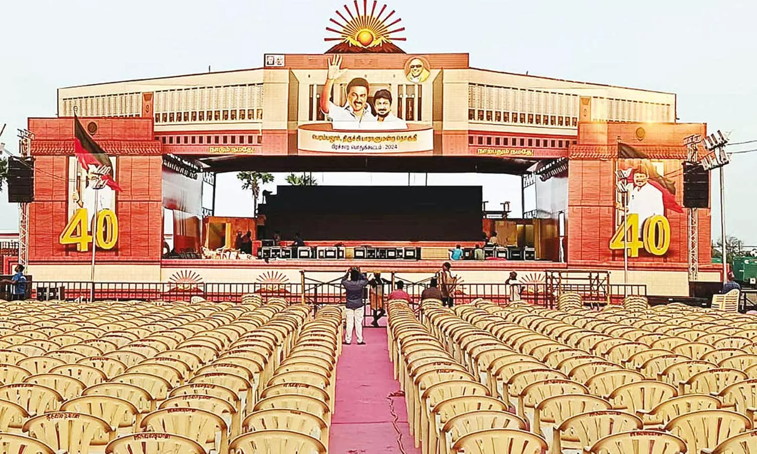 திருச்சி சிறுகனூரில் முதலமைச்சர் மு.க.ஸ்டாலின் இன்று பங்கேற்கும் தேர்தல் பிரசார பொதுக்கூட்டத்திற்கான மேடை&nbsp;