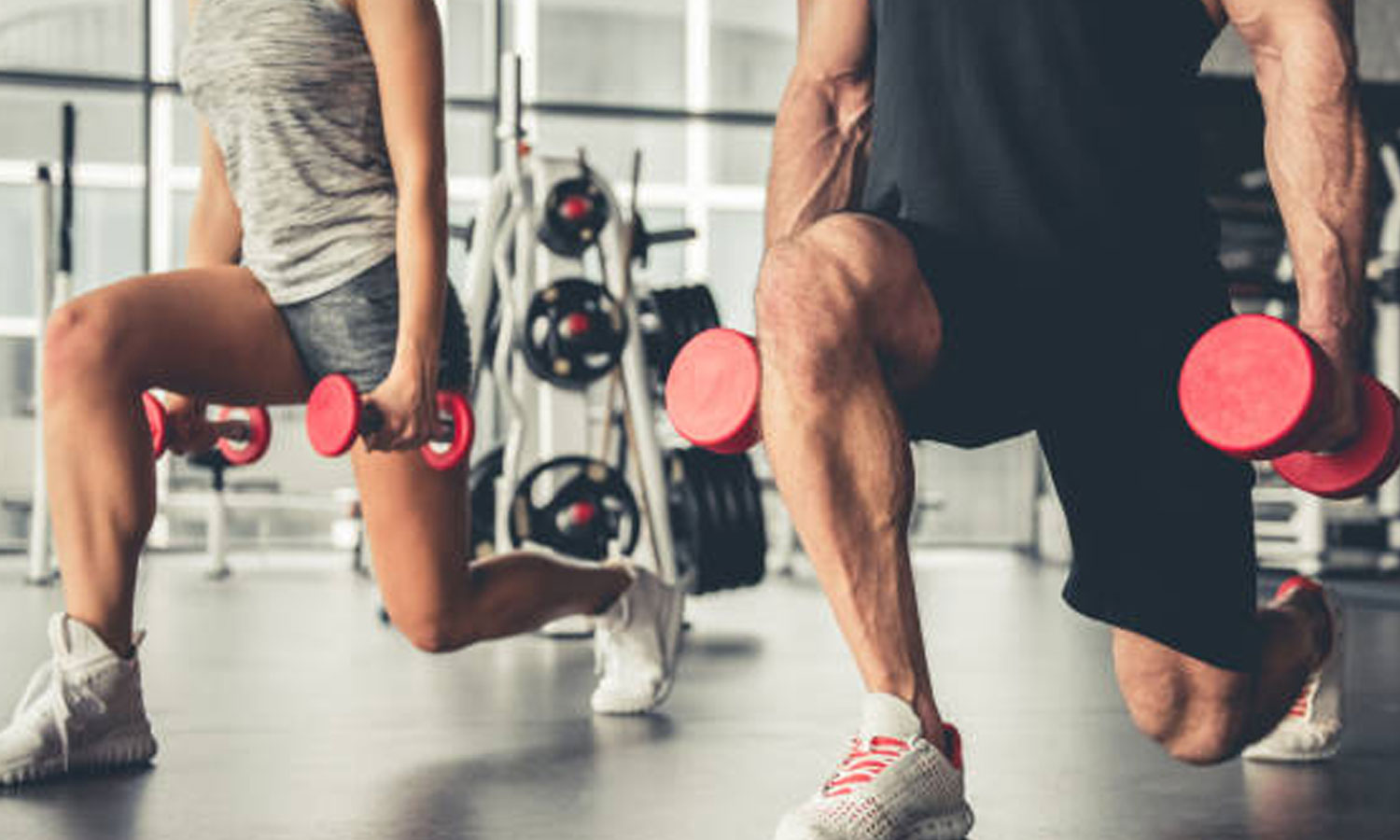 ஜிம்மில் நிர்வாணமாக உடற்பயிற்சி செய்யும் ஜோடி