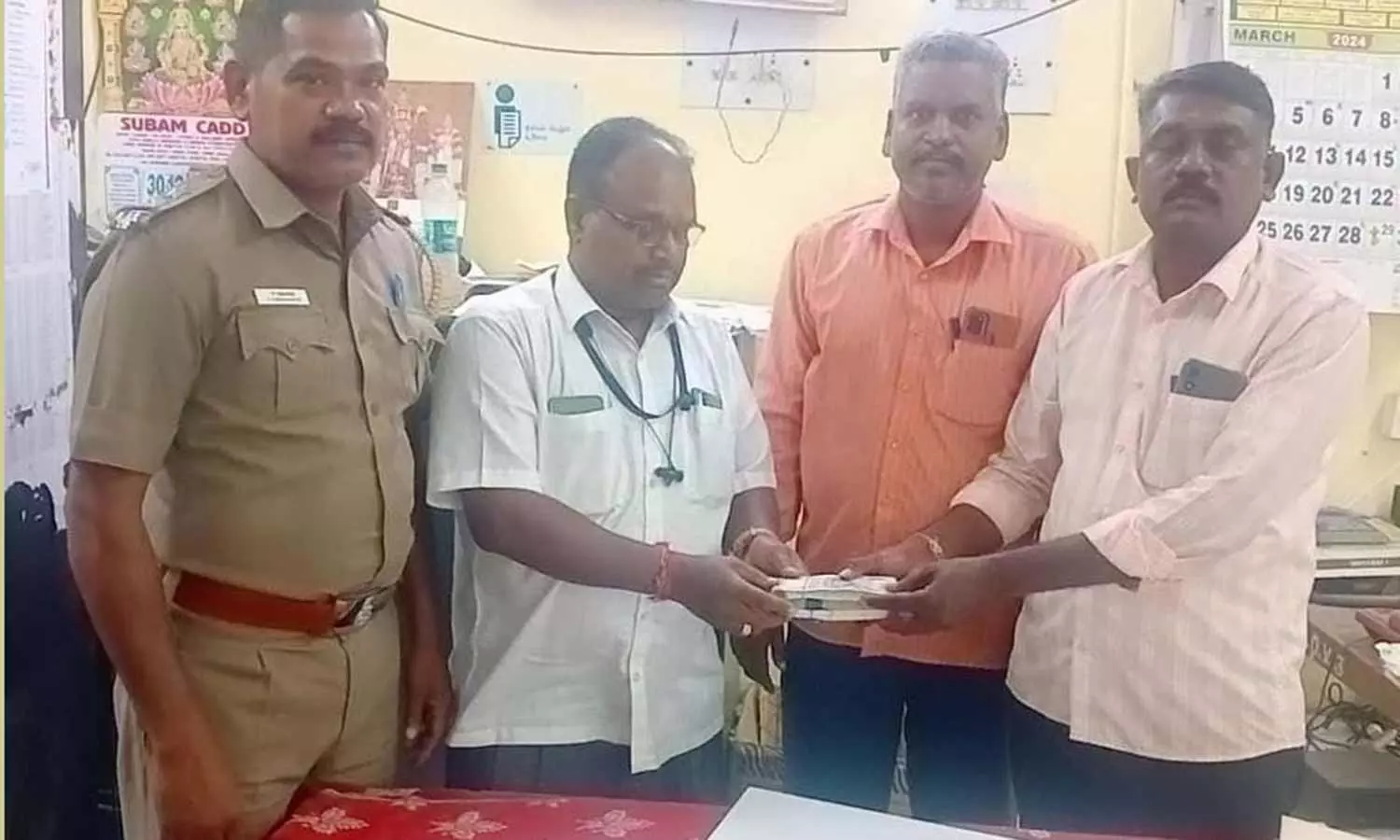 மரக்காணம் அருகே உரிய ஆவணமின்றி கொண்டு வரப்பட்ட ரூ.1.50 லட்சம் பறிமுதல் மரக்காணம் அருகே உரிய ஆவணமின்றி கொண்டு வரப்பட்ட ரூ.1.50 லட்சம் பறிமுதல்