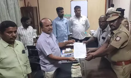 கோபிசெட்டிபாளையம் அருகே உரிய ஆவணம் இன்றி எடுத்து செல்லப்பட்ட ரூ.3 லட்சம் பறிமுதல்