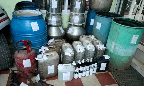 கம்பம் அருகே பண்ணையில் பதுக்கிய 400 லிட்டர் சாராய ஊறல் பறிமுதல்