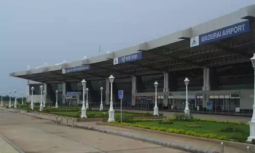 துபாயிலிருந்து மதுரை வந்த விமான பயணியிடம் ரூ.11 லட்சம் மதிப்பிலான கடத்தல் தங்கம் மீட்பு