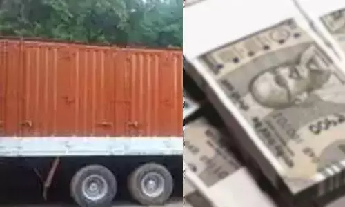 கோடிக்கணக்கான பணத்துடன் நடுரோட்டில் நின்ற கண்டெய்னர் லாரி