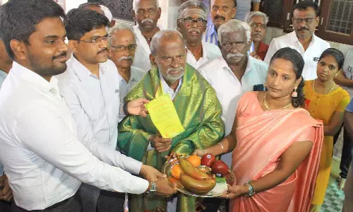 தேர்தலில் வாக்களிக்ககோரி மூத்த வாக்காளர்களுக்கு சீர்வரிசை வழங்கி விழிப்புணர்வு ஏற்படுத்திய அதிகாரிகள்