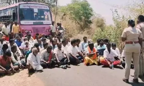 மலை கிராமங்களில் ஆழ்துளை கிணறு அமைக்க எதிர்ப்பு தெரிவித்து விவசாயிகள் சாலை மறியல்