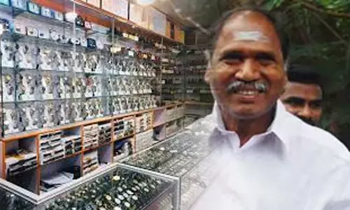 ரிலாக்சாக உள்ள பா.ஜனதா கூட்டணி கட்சியினர்: நண்பரின் வாட்ச் கடைக்கு வந்து செல்லும் முதலமைச்சர்