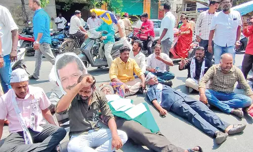 புதுச்சேரியில் ஆம் ஆத்மி கட்சியினர் செல்போன் டவரில் ஏறி போராட்டம்