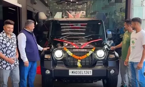 சர்பராஸ் கானின் தந்தைக்கு தார் ஜீப்பை பரிசளித்தார் ஆனந்த் மஹிந்திரா