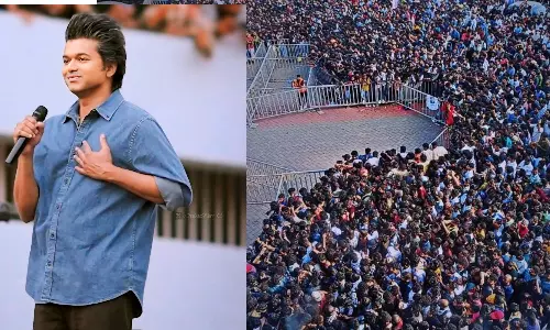 கேரளா ரசிகர்களுடன் விஜய் எடுத்துக் கொண்ட Swag- ஆன செல்ஃபி