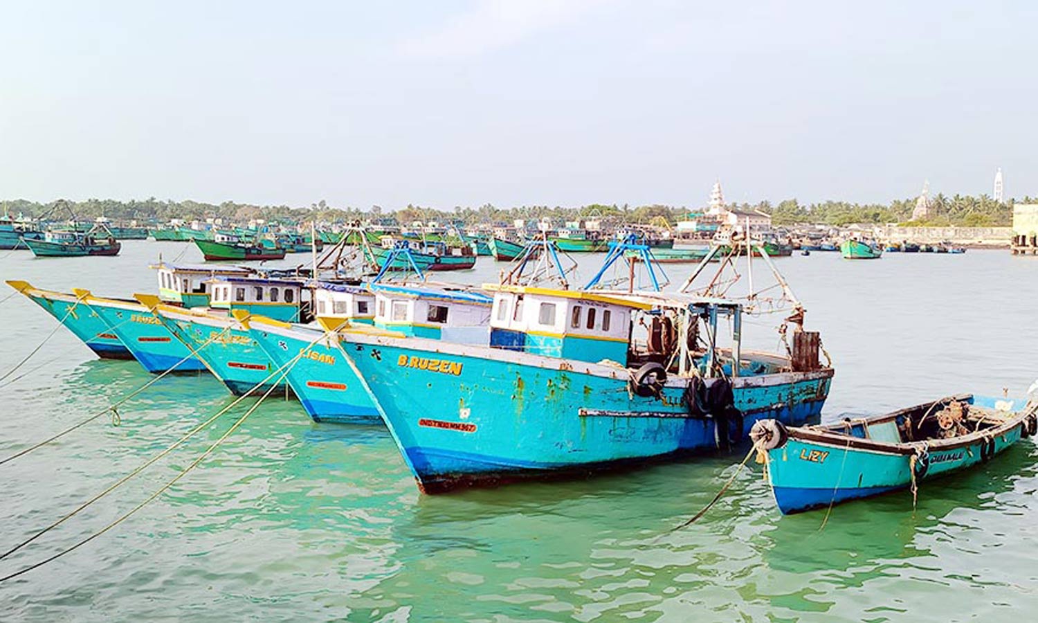 32 பேர் சிறைபிடிப்பை கண்டித்து ராமேசுவரம் மீனவர்கள் காலவரையற்ற வேலைநிறுத்த போராட்டம்