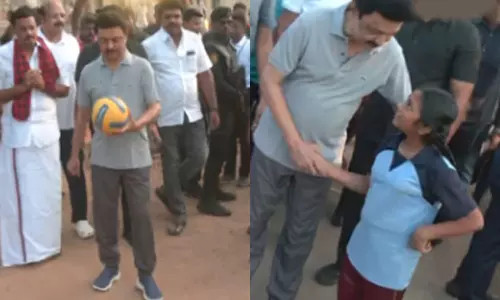 தஞ்சையில் நடைபயணமாக சென்று வாக்கு சேகரித்த முதலமைச்சர்